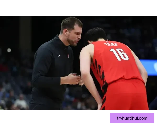 杨瀚森6分4篮板遭恶意抱摔裁判判罚引球迷狂嘘